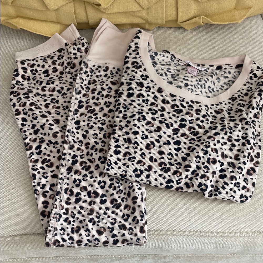 Women’s Victoria’s Secret Waffle Knit Leopard Print Pajamas Size XS Long Sleeve